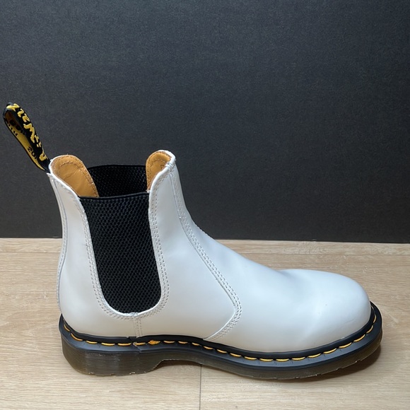 DR MARTENS 2976 YELLOW STITCH SMOOTH LEATHER CHELSEA BOOTS WHITE SIZE 7 US - Picture 7 of 11